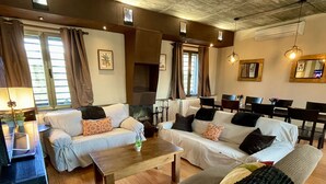 Una sala de estar acogedora con dos sofás, una mesa de centro y una chimenea.