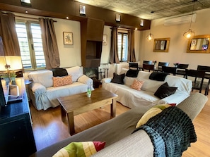 Superior House | Living area | 32-inch LCD TV with digital channels, TV - El Bulín de Madarcos (Madarcos)