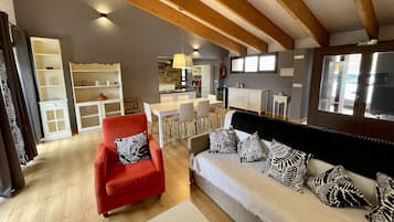 Casa familiar | Área de sala de estar | Televisión LCD de 32 pulgadas con canales digitales y televisión