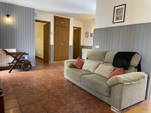 Romantic House | Living area | 32-inch LCD TV with digital channels, TV - El Bulín de Madarcos (Madarcos)