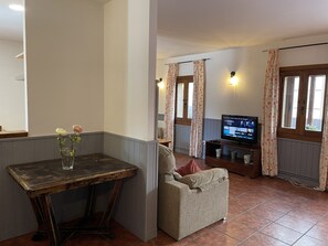 Romantic House | Living area | 32-inch LCD TV with digital channels, TV - El Bulín de Madarcos (Madarcos)