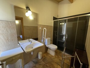 Family House | Bathroom | Towels