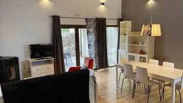 Casa familiar | Zona de estar | Televisión LCD de 32 pulgadas con canales digitales, una televisión