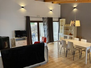 Family House | Living area | 32-inch LCD TV with digital channels, TV - El Bulín de Madarcos (Madarcos)