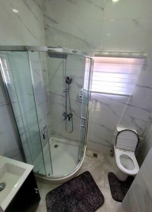 Shower - Stylish Spacious 1 Bedroom Apartment (Greater Accra Region)