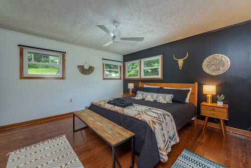 Mid Century Modern Mountain House - Waynesville, NC