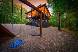 Children’s area - ☆ Luxury Escape ☆ 3 Story Cabin ☆ 3 Decks ☆ Hot Tub ☆ Game Room ☆ Playground (Broken Bow)