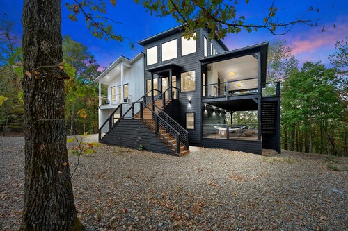 ☆ CASA ARBOL BROKEN BOW ☆ 3 Stories ☆ 3 Decks ☆ Hot Tub ☆ Game Room ☆ Playground