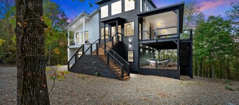 ☆ CASA ARBOL BROKEN BOW ☆ 3 Stories ☆ 3 Decks ☆ Hot Tub ☆ Game Room ☆ Playground