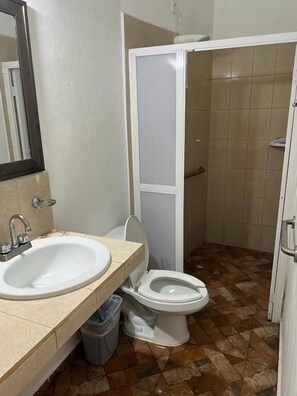 Rainfall showerhead, towels - Hotel Xaman (Cancun)
