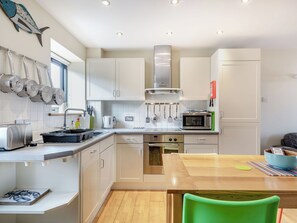 Dishwasher, freezer - A lovely property in the perfect location, and it has parking too. (Wells-next-the-Sea)