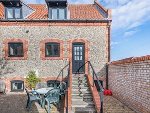 Outdoor dining - A lovely property in the perfect location, and it has parking too. (Wells-next-the-Sea)