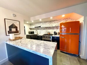 Frigorifero, microonde, forno, piano cottura