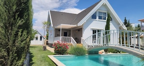 Exterior - Uniqe house with heating pool disingned for holydays.. (İzmir)