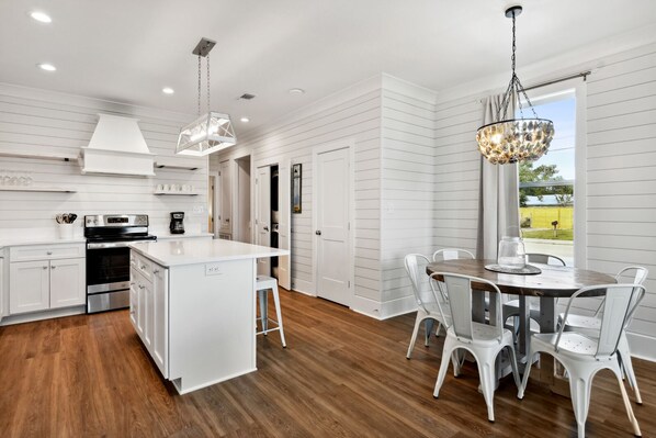 冰箱、微波炉、烤箱、炉灶