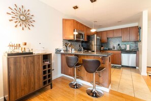 Fridge, microwave, oven, stovetop - Heart of Capitol Hill 1 BR Urban Gem Great for WFH (Seattle)