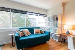 TV - Heart of Capitol Hill 1 BR Urban Gem Great for WFH (Seattle)