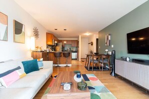 TV - Heart of Capitol Hill 1 BR Urban Gem Great for WFH (Seattle)