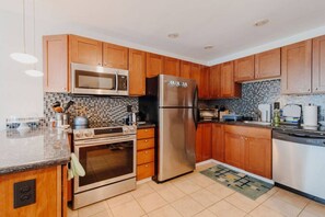 ثلاجة، ميكروويف، فرن، موقد طهي مسطح