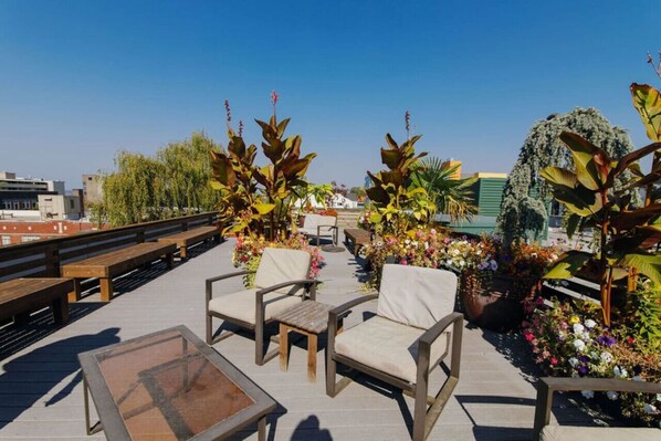 Outdoor dining - Heart of Capitol Hill 1 BR Urban Gem Great for WFH (Seattle)