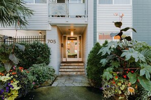 Exterior detail - Heart of Capitol Hill 1 BR Urban Gem Great for WFH (Seattle)