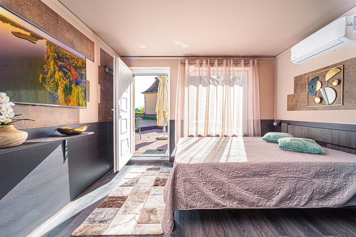 In-room safe, desk, laptop workspace, soundproofing