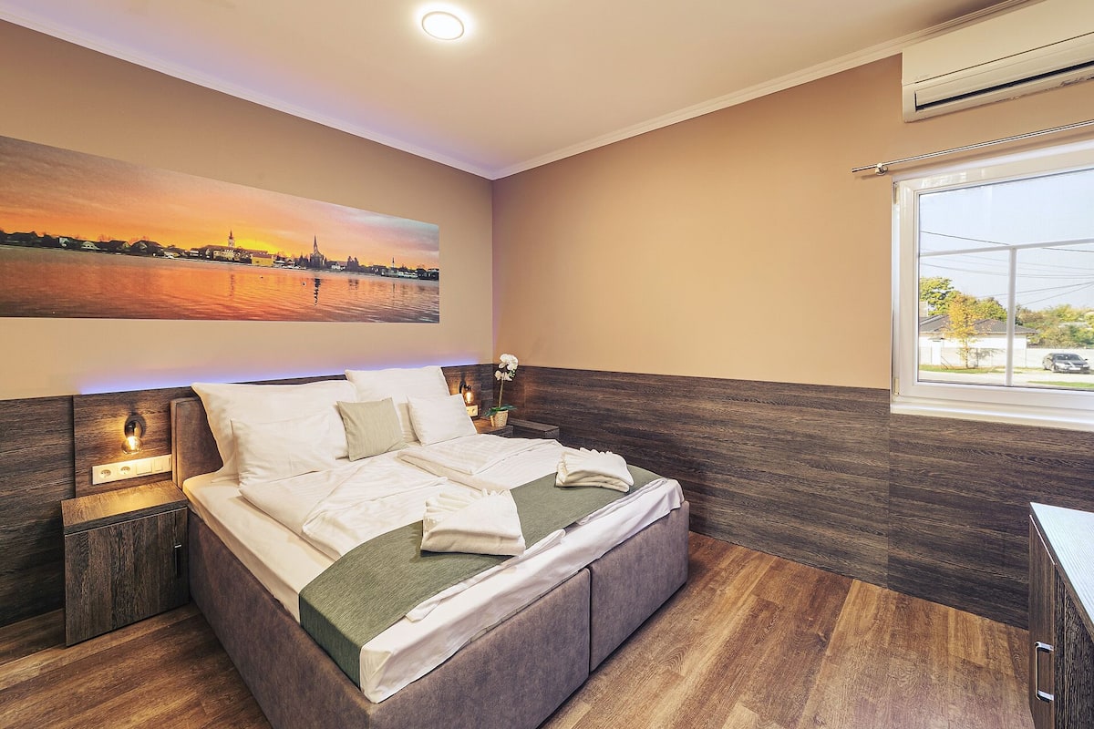 Standard Double Room | In-room safe, desk, laptop workspace, soundproofing