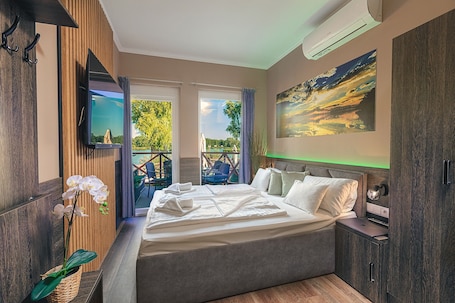 Habitación doble superior | Caja fuerte, escritorio, espacio para trabajar con un portátil. Mártoni Resort & Restaurant