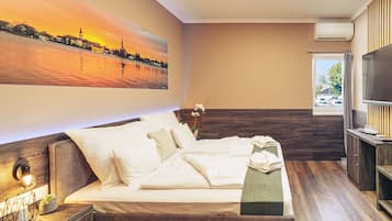 Standard Double Room | In-room safe, desk, laptop workspace, soundproofing