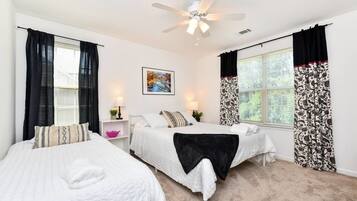 6 quartos, escrivaninha, ferros/tábuas de passar roupa, berço de viagem