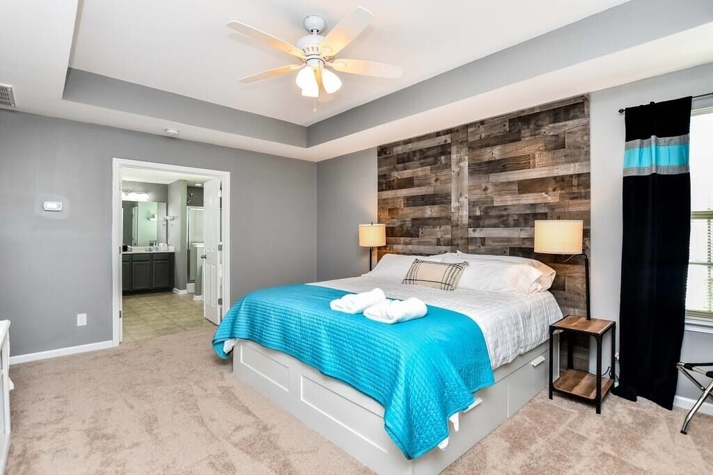 6 bedrooms, desk, iron/ironing board, travel crib