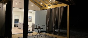 Hidden Bungalow 1 1/2 blocks from the beach