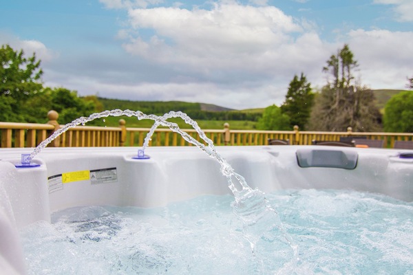 Hot tub | Dalnaglar Cottage - Dalnaglar Castle and Cottages, Glenshee, Cairngorms