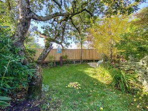 Property grounds - 1 bedroom accommodation in Neston, near Corsham (Neston, near Corsham)