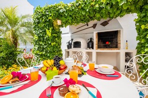 Outdoor dining - Villa w/ heatable pool & BBQ in Carvoeiro (Carvoeiro)
