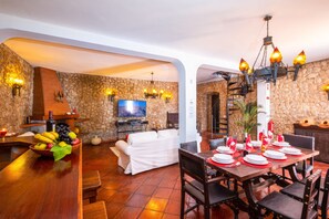 Dining - Villa w/ heatable pool & BBQ in Carvoeiro (Carvoeiro)