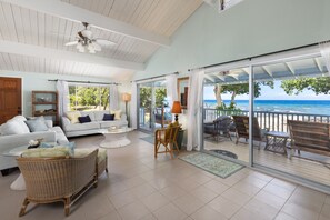 TV connectée, lecteur de DVD, livres