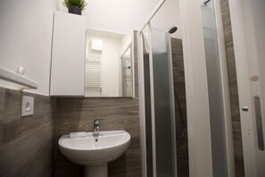 Dusche, Haartrockner, Handtücher