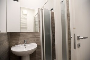 Shower, hair dryer, towels, shampoo - LATERANO 250 COLOSSEO - HOME AND MORE (Roma)