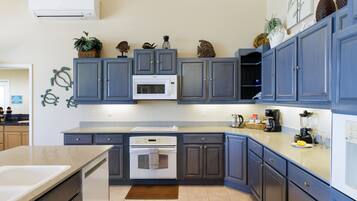 Jääkaappi, mikroaaltouuni, uuni, liesi