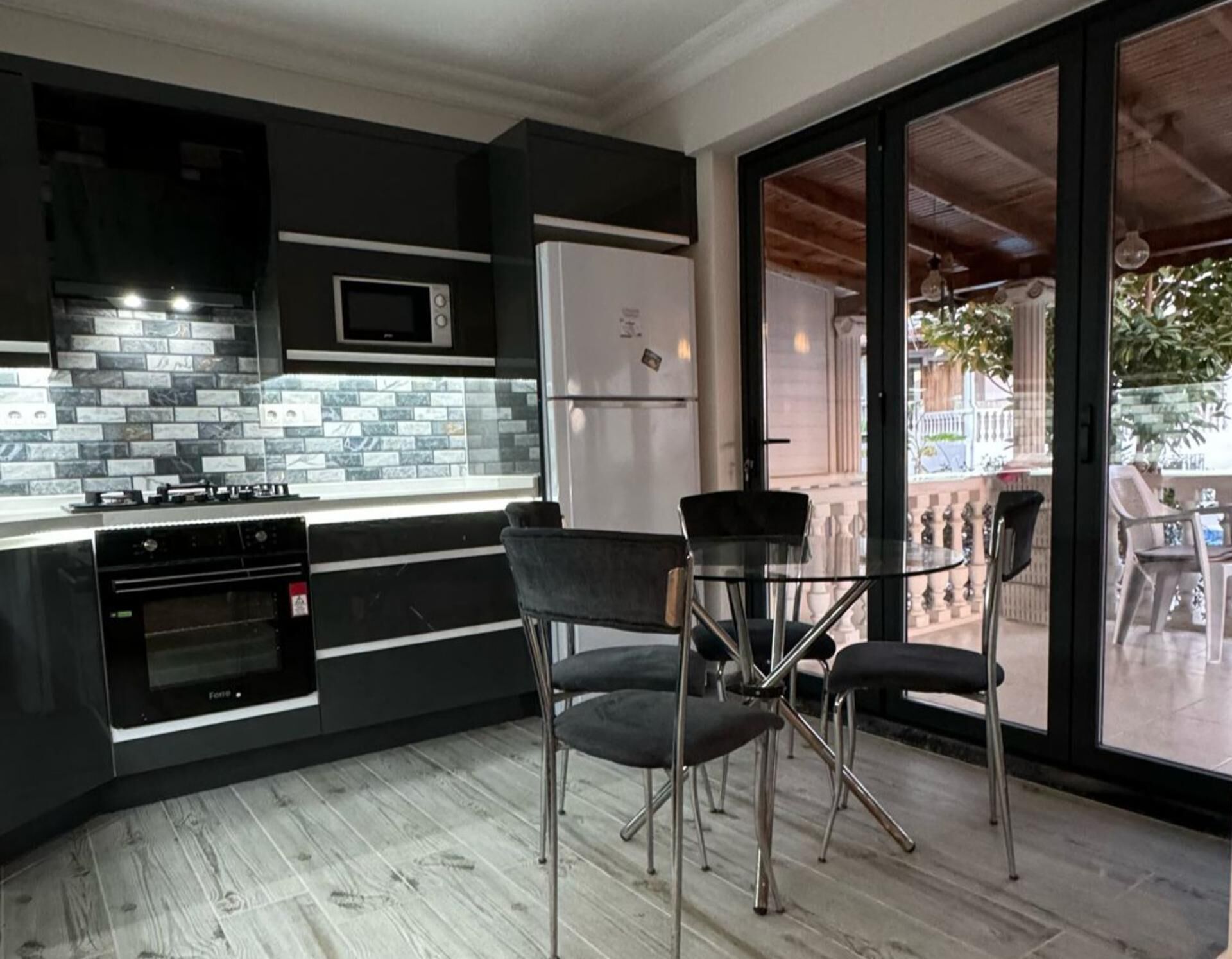 独立别墅 | 私人厨房 | 冰箱、微波炉、烤箱、炉灶