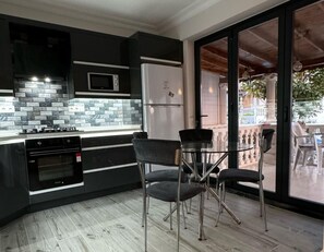 Maison | Cuisine privée | Réfrigérateur, micro-ondes, four, plaque de cuisson