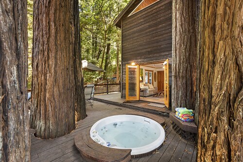 Willowhaven ~ Beautifully Crafted Redwood Home, Spa, Woof!