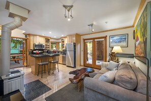 Smart TV, fireplace, DVD player, stereo - Willowhaven ~ Beautifully Crafted Redwood Home, Spa, Woof! (Monte Rio)