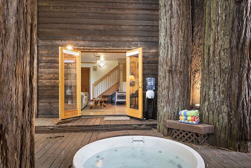 Willowhaven ~ Beautifully Crafted Redwood Home, Spa, Woof!