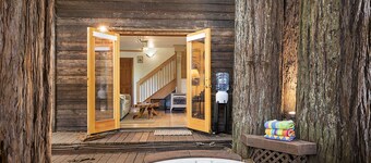 Willowhaven ~ Beautifully Crafted Redwood Home, Spa, Woof!