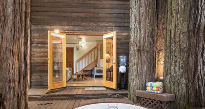 Willowhaven ~ Beautifully Crafted Redwood Home, Spa, Woof!