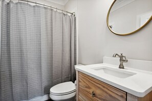 Ensemble baignoire-douche, serviettes fournies