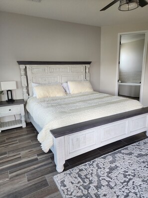 3 slaapkamers, een bureau, een strijkplank/strijkijzer, reisbedje