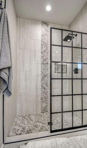 Douche, séchoir à cheveux, serviettes fournies, savon